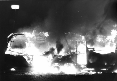 90618 Afbeelding van de in brand geraakte caravan van de zigeunerkoning Koka Petalo op het parkeerterrein van het ...