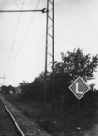 157406 Afbeelding van langzaam rijden -borden langs een geëlectrificeerde spoorlijn van de N.S.
