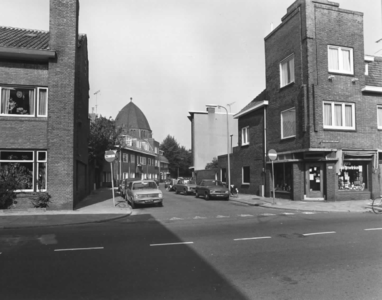 54597 Gezicht in de Pieter Breughelstraat te Utrecht, vanaf de Jan van Scorelstraat uit het zuidoosten; rechts het ...