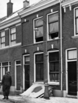 72235 Gezicht op de voorgevel van het huis Vlasstraat 24 te Utrecht na brand.