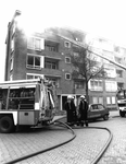 58748 Gezicht in de Huis te Vlietlaan te Utrecht, vanaf de kruising met de Montfoortlaan tijdens een brand.