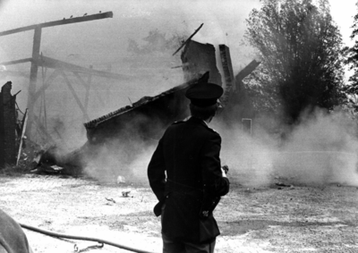 90632 Afbeelding van het instorten van de achtergevel van de brandende de boerderij Rijksstraatweg 139 te De Meern ...