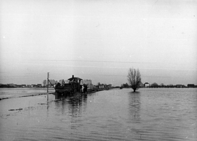 157041 Afbeelding van herstelwerkzaamheden aan de spoorlijn Lage Zwaluwe - 's Hertogenbosch, nabij Hooge Zwaluwe, met ...