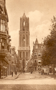 23909 Gezicht op de Domtoren te Utrecht vanaf de Mariaplaats.