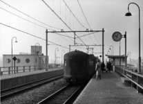 155886 Gezicht op het perron van het N.S.-station Rotterdam Noord te Rotterdam. Langs het perron staat een ...