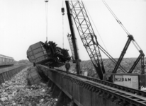 155705 Afbeelding van het hersporen van een VAM-wagen (Vuil Afvoer Maatschappij) na de ontsporing op het losviaduct te ...