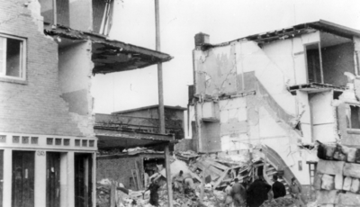 86600 Afbeelding van de ravage in de Van Hoornekade te Utrecht na het bombardement op 23 september 1944.Een gapend gat ...