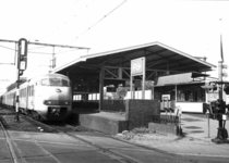 150180 Gezicht op het N.S.-station Bilthoven te Bilthoven met een trein bestaande uit electrische treinstellen mat. ...