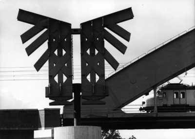 154944 Afbeelding van het monument bij de spoorbrug over de Lek bij Culemborg.