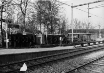 153029 Gezicht op het N.S.-station Barneveld Dorp te Barneveld, met Leidse Abri en links enkele bielsbouwsels .N.B. De ...