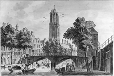 30446 Gezicht in spiegelbeeld op de Oudegracht te Utrecht met de Gaardbrug, voorgevels van de huizen aan de oostzijde ...