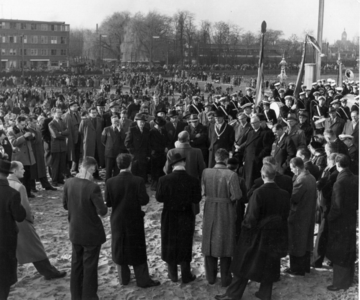 159257 Afbeelding van de aanwezigen bij de aanbieding van de gedenksteen ter herinnering aan de start van de ...