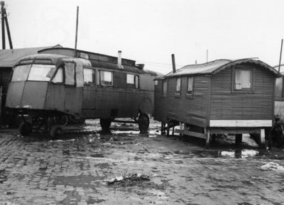 79985 Afbeelding van twee woonwagens op het woonwagenkamp aan de Huppeldijk te Utrecht.