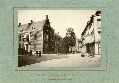 120382 Gezicht op Paushuize (Kromme Nieuwegracht 39) en de Kromme Nieuwegracht (rechts) te Utrecht.N.B. Het adres ...
