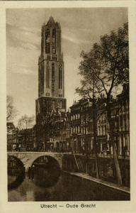 123401 Gezicht op de Oudegracht Tolsteegzijde te Utrecht met op de voorgrond de Gaardbrug en op de achtergrond de Domtoren.
