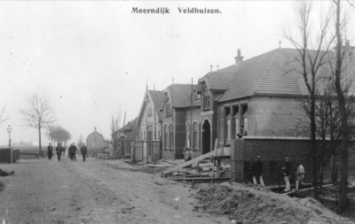 88952 Gezicht op de Openbare Lagere School (Meerndijk 9-11) te De Meern (gemeente Veldhuizen) tijdens de bouw. N.B. De ...