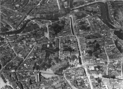 85049 Luchtfoto van het noordoostelijke deel van de binnenstad van Utrecht, uit het zuiden. Op de voorgrond de Janskerk ...