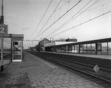 153064 Gezicht op de perronzijde van het N.S.-station Culemborg te Culemborg.