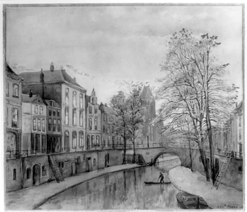 30390 Gezicht op de Oudegracht Weerdzijde te Utrecht vanaf de Bakkerbrug naar het noorden, met de Jansbrug en de gevels ...