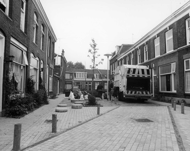 57442 Gezicht in de Graanstraat te Utrecht, tijdens het ophalen van huisvuil met op de achtergrond de huizen ...