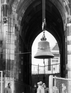 82390 Afbeelding van het verwijderen van de voor restauratie bestemde klokken van het carillon van de Domtoren ...
