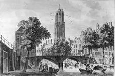 30447 Gezicht op de Oudegracht te Utrecht met de Gaardbrug, voorgevels van de huizen aan de oostzijde van de gracht, de ...