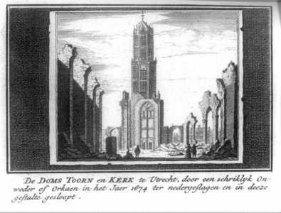 36945 Gezicht op het geruïneerde schip van de Domkerk te Utrecht uit het oosten, met op de achtergrond de westgevel en ...