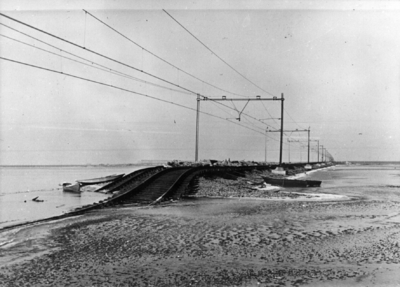 152833 Afbeelding van de deels weggespoelde spoorlijn bij Lage Zwaluwe kort na de watersnoodramp.