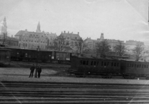 156866 Afbeelding van een aantal rijtuigen en goederenwagens van de Staatsspoorwegen op het emplacement van het station ...