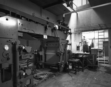 67735 Interieur van Warendorf Papierfabriek (Oudegracht 334) te Utrecht met de vierkleuren-flexopers en op de ...