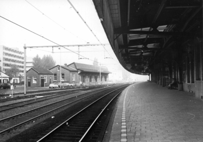 153297 Gezicht op het perron en het emplacement van het N.S.-station Naarden-Bussum te Bussum met op de achtergrond de ...