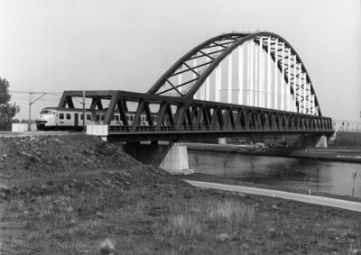 153579 Gezicht op de nieuwe spoorbrug over het Amsterdam-Rijnkanaal bij Schalkwijk vanuit het zuid-oosten met een ...