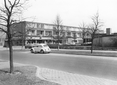89006 Gezicht op de Mereveldlaan te De Meern (gemeente Vleuten-De Meern) met op de achtergrond het flatgebouw aan de ...
