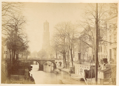 122252 Gezicht op de Oudegracht te Utrecht uit het zuiden vanaf de Geertebrug, met de Smeebrug en op de achtergrond de ...