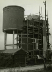 163534 Gezicht op de herstelwerkzaamheden ten behoeve van het herstel van de tijdens de oorlog beschadigde watertoren ...