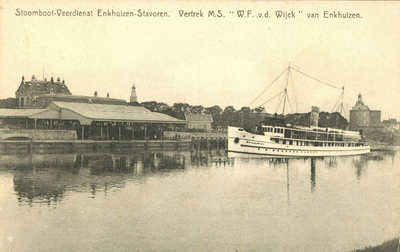 162033 Gezicht op de Spoorhaven te Enkhuizen, met links het N.S.-station Enkhuizen en rechts het motorschip W.F. van ...