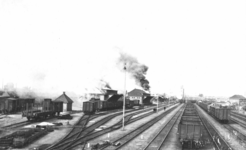 162694 Gezicht op het emplacement van het N.S.-station Deventer te Deventer, met de in brand gestoken goederenloodsen ...