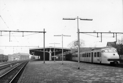 153191 Gezicht op het perron van het N.S.-station Naarden-Bussum te Bussum met rechts een electrisch treinstel mat. ...