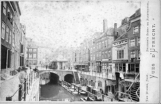 72088 Gezicht op de Vismarkt te Utrecht vanaf de Maartensbrug met in het midden het afslaghuisje op de Kalisbrug over ...