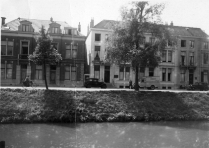 41975 Gezicht op de voorgevels van de huizen Catharijnesingel 34 (rechts)-38 te Utrecht; op de voorgrond de ...