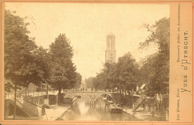 122441 Gezicht op de Oudegracht te Utrecht vanaf de Smeebrug met op de achtergrond de Weesbrug en de Domtoren.