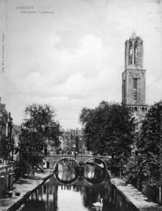69261 Gezicht op de Oudegracht Tolsteegzijde te Utrecht met op de achtergrond de Hamburgerbrug en Domtoren, uit het zuiden.