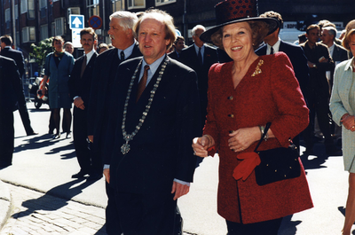 123465 Afbeelding van Koningin Beatrix met loco-burgemeester en wethouder dr. G. Mik bij aankomst op het Janskerkhof te ...