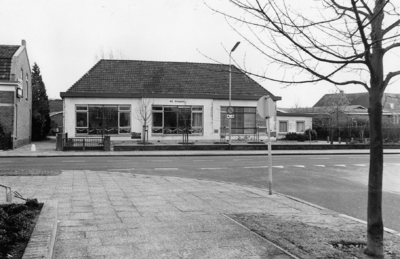 89424 Gezicht op de voorgevel van het cultureel centrum De Schakel (Schoolstraat 11) te Vleuten (gemeente Vleuten-De ...