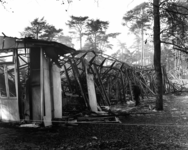 125256 Gezicht op de restanten van het door brand verwoeste kamphuis van de Stichting Recreatiecentrum het Grote Bos te ...