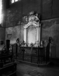 81720 Afbeelding van het grafmonument van de familie Van Westrenen in de Heilige Kruiskapel in de Jacobikerk ...