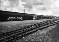 164010 Gezicht op de nieuwe goederenloods bij het N.S.-station Zwolle te Zwolle.