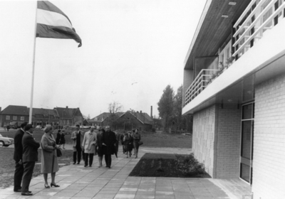 88652 Afbeelding van de officiële opening in aanwezigheid van burgemeester J.H. van der Heide van het Sociaal Medisch ...