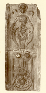 80493 Afbeelding van een fragment uit een gebeeldhouwde pilaster (1547) in de voorgevel op de 2e verdieping van het ...