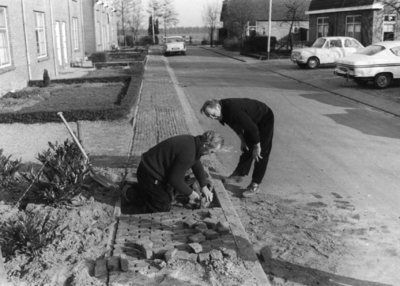 88446 Afbeelding van de stratenmakers Theo de Wissel (geknield) en Huib van Maanen aan het werk in de Wethouder de ...